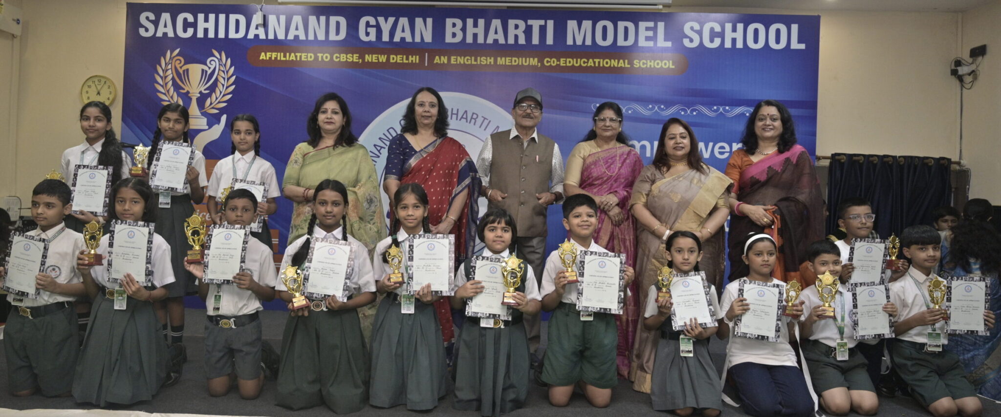 GROUP PHOTO OF TOPPERS I TO 5