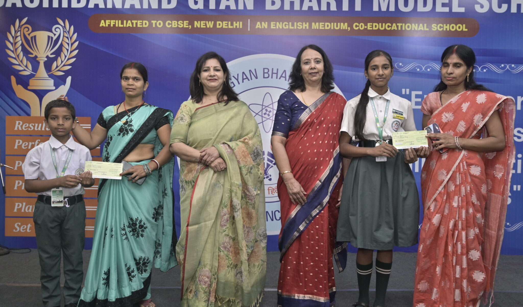 OVERALL GOOD STUDENTS PICTURE WITH RS 5000 CHECK